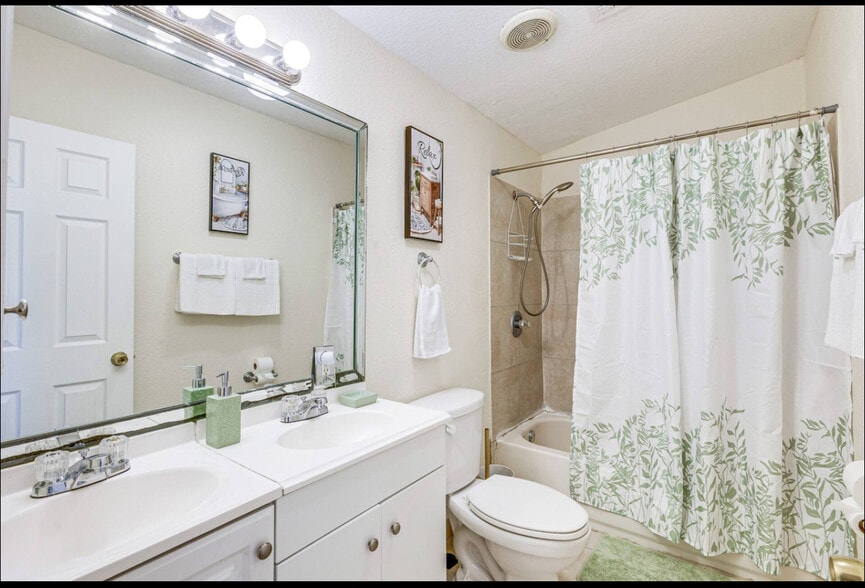 Building Photo - 716 21st St