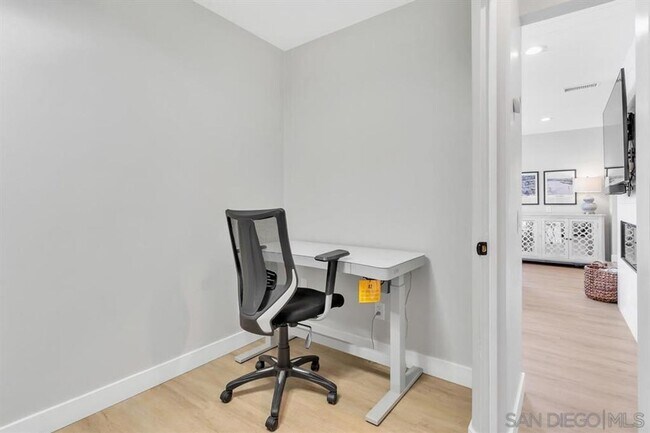 Building Photo - Stunning Condo on the Bay