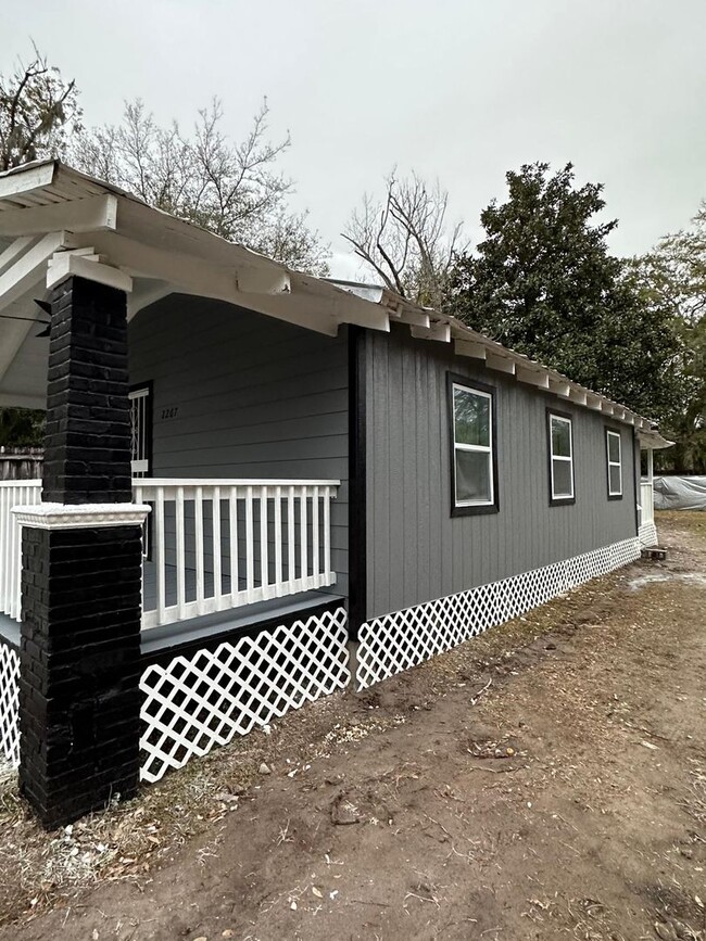 Building Photo - Fully Renovated 3/1 Single Family House Av...