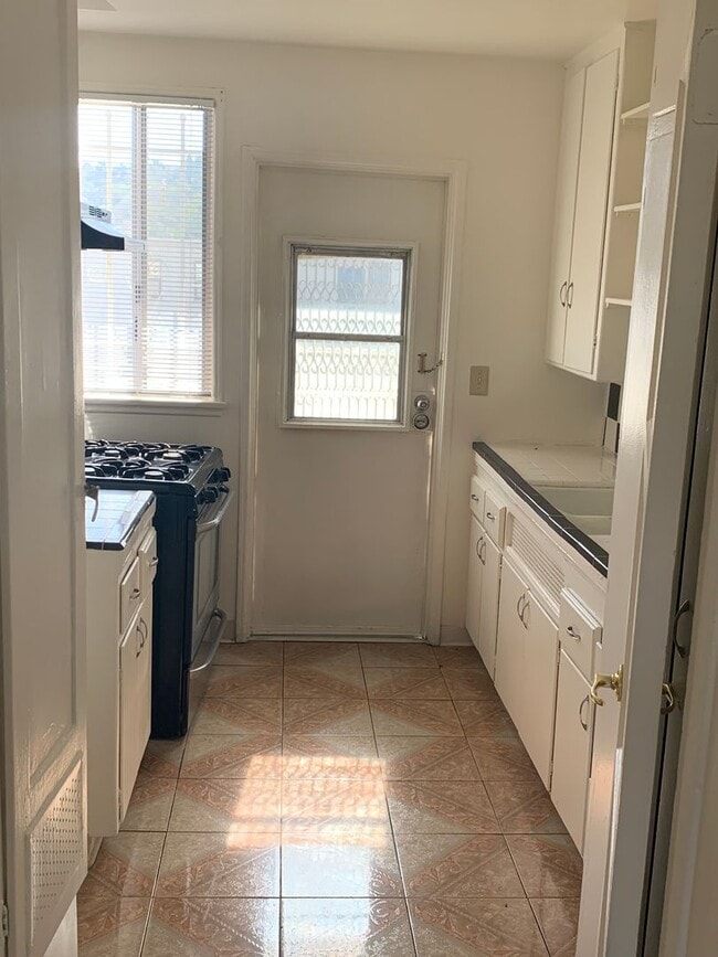 Building Photo - **MOVE-IN DEPOSIT SPECIAL** Lovely 2 Bedroom & 1 Bathroom