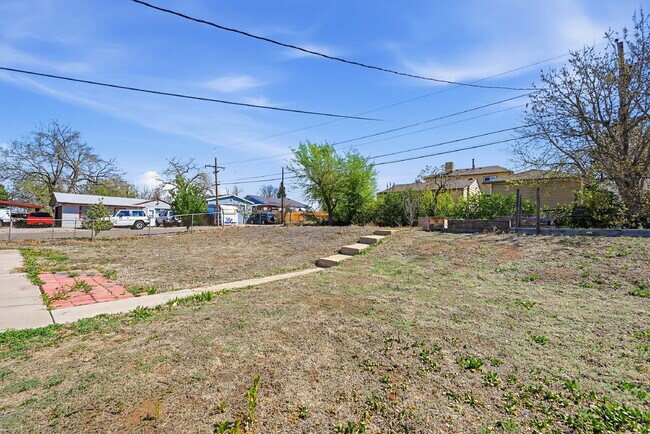 Building Photo - $2,245.95 -  2 bed, 1 bath located in Denver with a big backyard and In Unit Laundry!