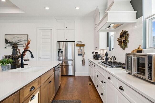 Building Photo - Luxurious living space *Fully furnished and impeccably designed*