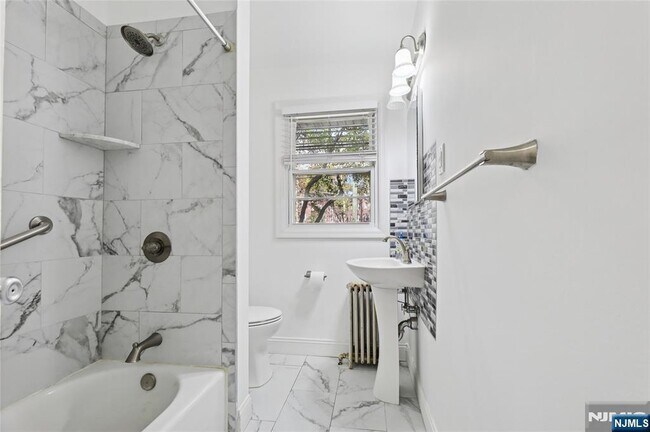 Building Photo - 25- 18 High St