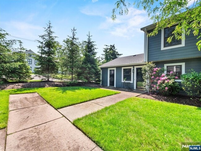 Building Photo - 17 Briarwood Ct