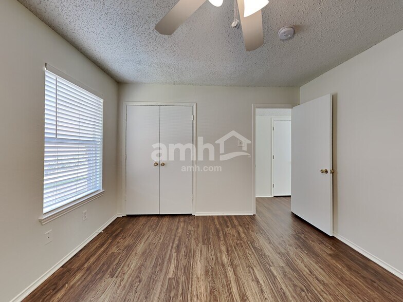 Building Photo - 830 Greenridge Dr