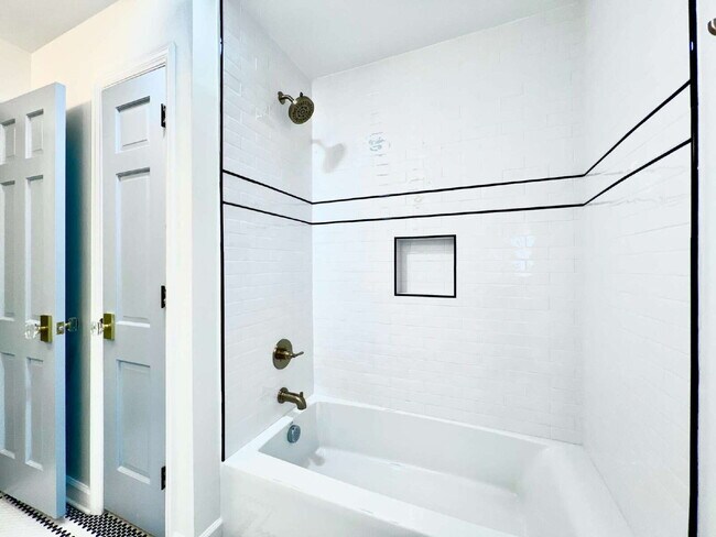 Building Photo - LUXURIOUS LANSDOWNE RETREAT!