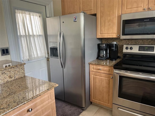 Building Photo - 1221 SE 3rd St