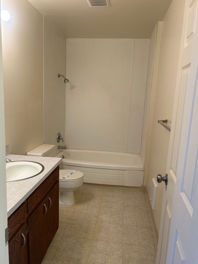 Building Photo - (964) 1 Bedroom / 1 Bathroom - Under New Management! **MOVE-IN SPECIAL**