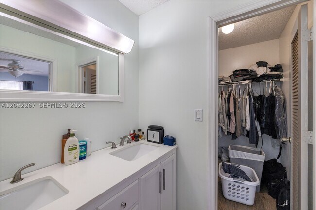 Building Photo - 10600 La Placida Dr