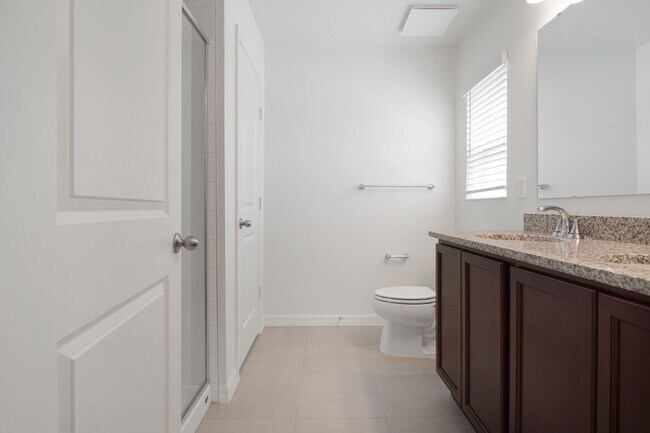 Building Photo - Modern Comfort Meets Convenience