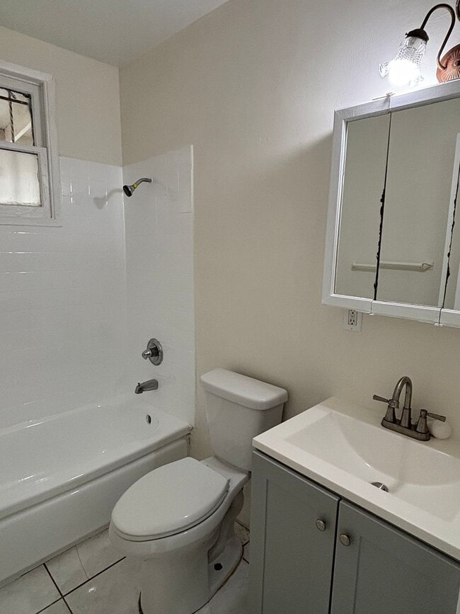 Building Photo - 2400 E 130th St