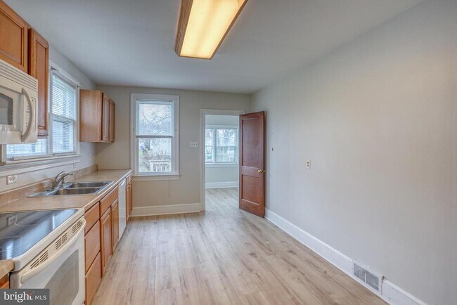 Building Photo - 1111 Bayview Rd