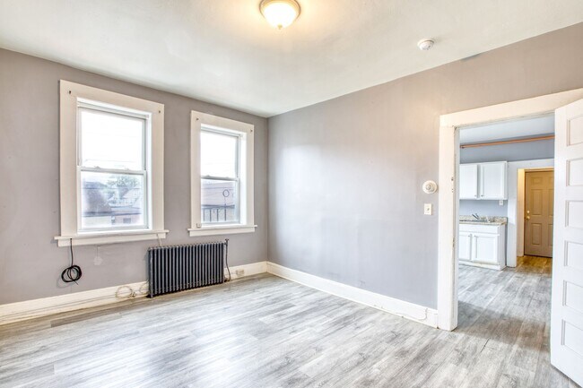Building Photo - Oversized 3 Bedroom 1 Bathroom in Blackrock Neighborhood