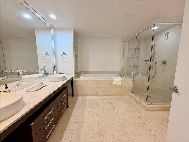 Building Photo - 465 Brickell Ave