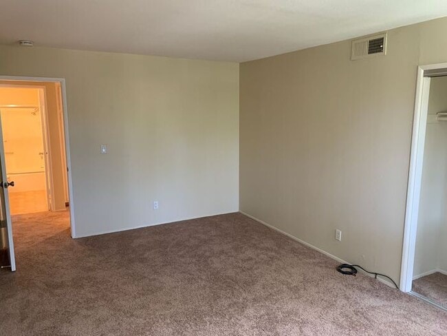 Building Photo - GREAT & SPACIOUS 2BD 2BA FOR LEASE!