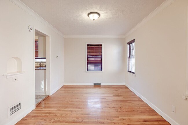 Building Photo - Charming 3 Bedroom Duplex In Prime Location!!