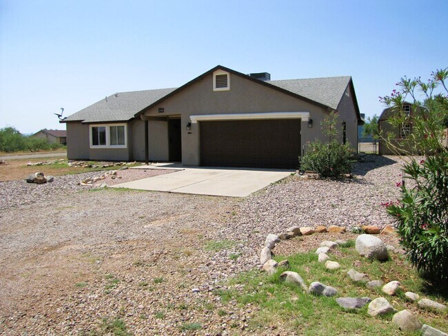 Building Photo - 3BR/2BA/2CG, 1519 sq.ft on half acre in Huachuca City, AZ