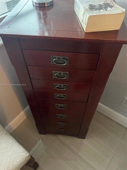 Building Photo - 100 Lincoln Rd