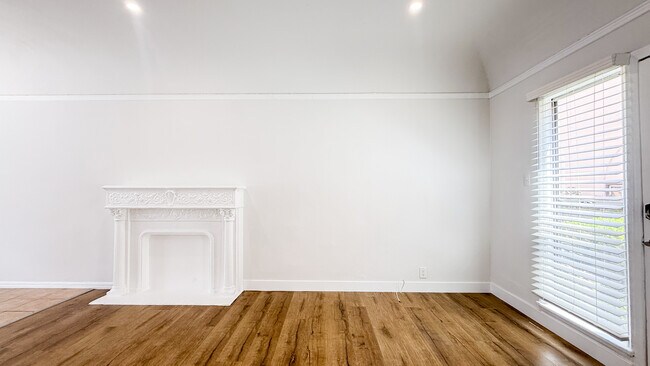 Building Photo - 209 N Berendo St