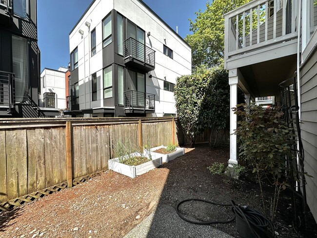 Building Photo - Beautiful, Luminous 2BR | 2.5BA in the Hea...