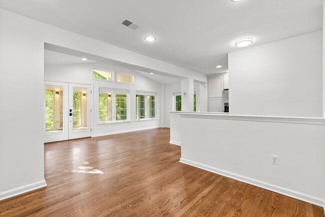 Building Photo - 3BR/4BA - Silver Spring Rambler on Quiet Cul-de-Sac Near Sligo Creek Park