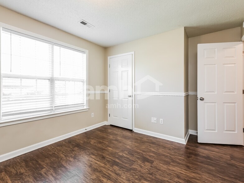 Building Photo - 100 Kingfisher Dr