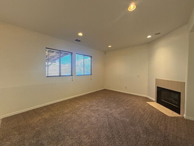 Building Photo - 44321 Sunmist Ct