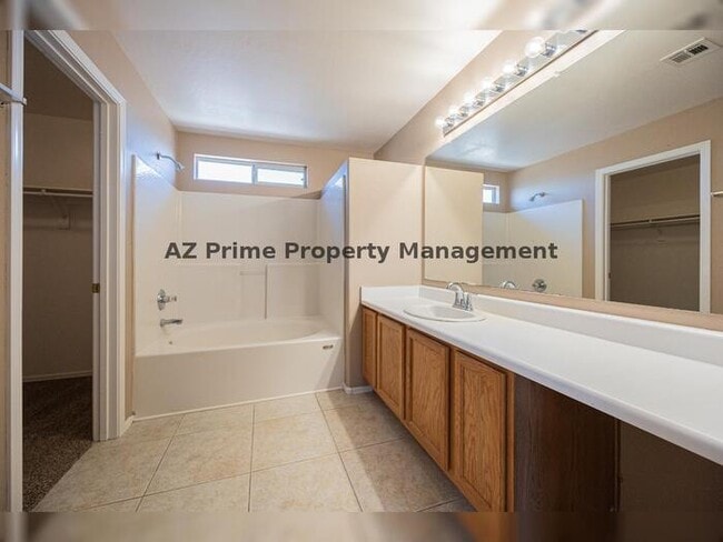 Building Photo - 670 E Mariposa Pl