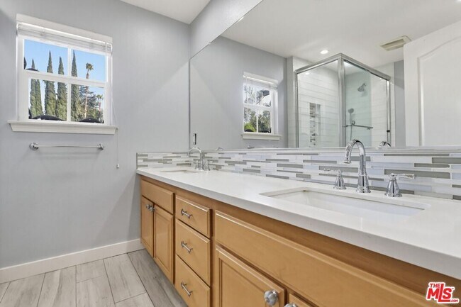 Building Photo - 5187 Knollwood Way