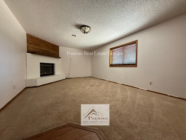 Building Photo - 854 Daffodil St