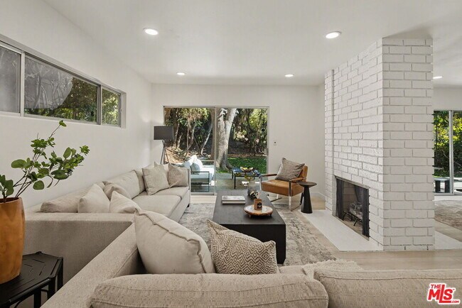 Building Photo - 2612 S Beverly Dr