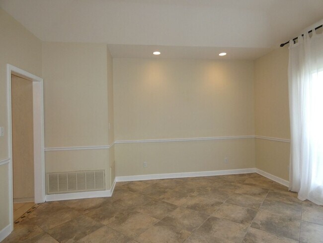 Building Photo - Spacious 4-Bedroom Pool Home