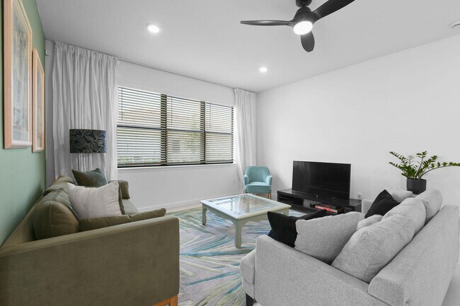 Building Photo - 758 SE Courances Dr