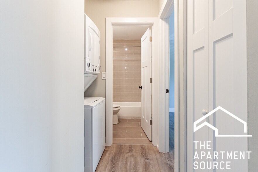 Building Photo - 529 W Surf St