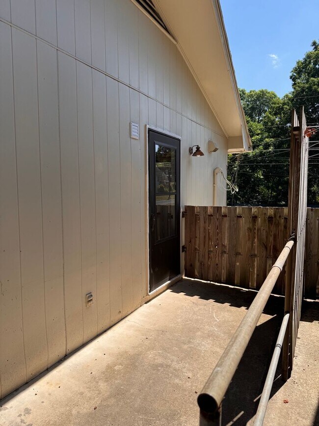 Building Photo - 752