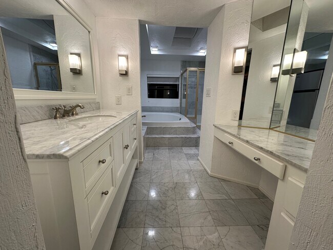 Building Photo - 19 Bronco Dr