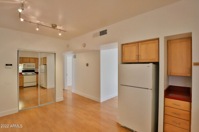 Building Photo - 351 E Thomas Rd