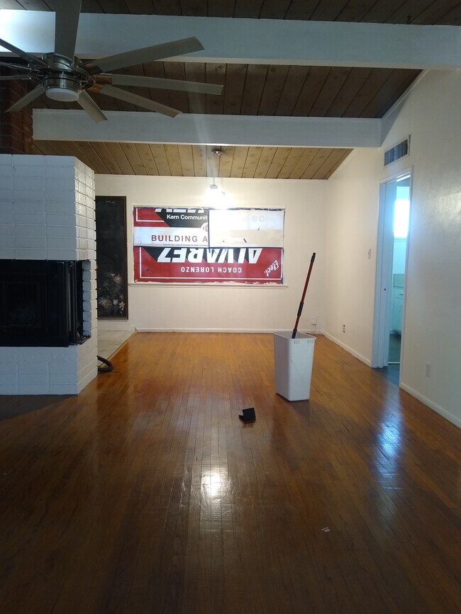 Dining area - 3105 Bristol Ave