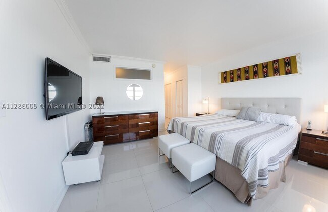 Building Photo - 5601 Collins Ave