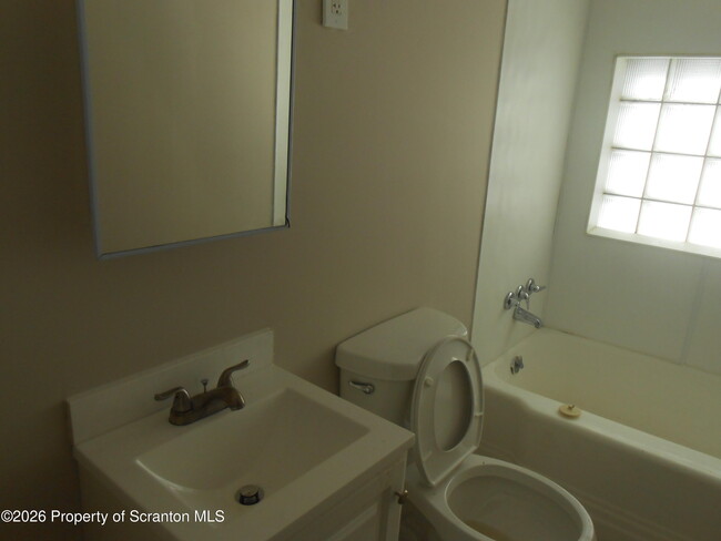 Building Photo - 624-624 N Main St