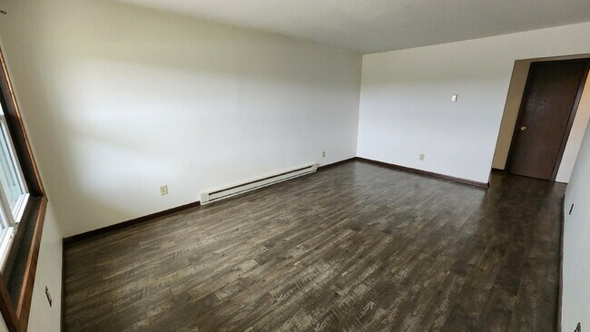Building Photo - 3 Bedroom Duplex with Attached Garage & La...