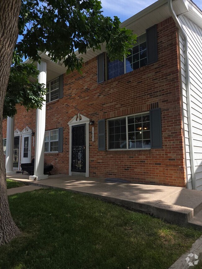 Building Photo - Great 3 Bedroom Townhouse In Aurora!