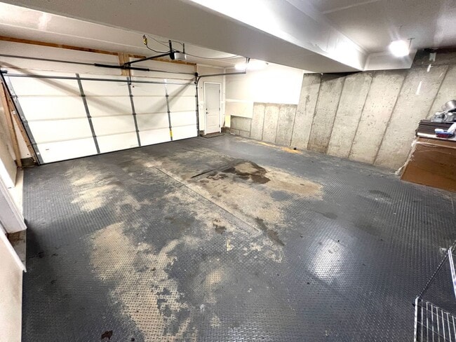 Building Photo - Beautiful 3 Bed 2 Bath Dog Friendly with F...
