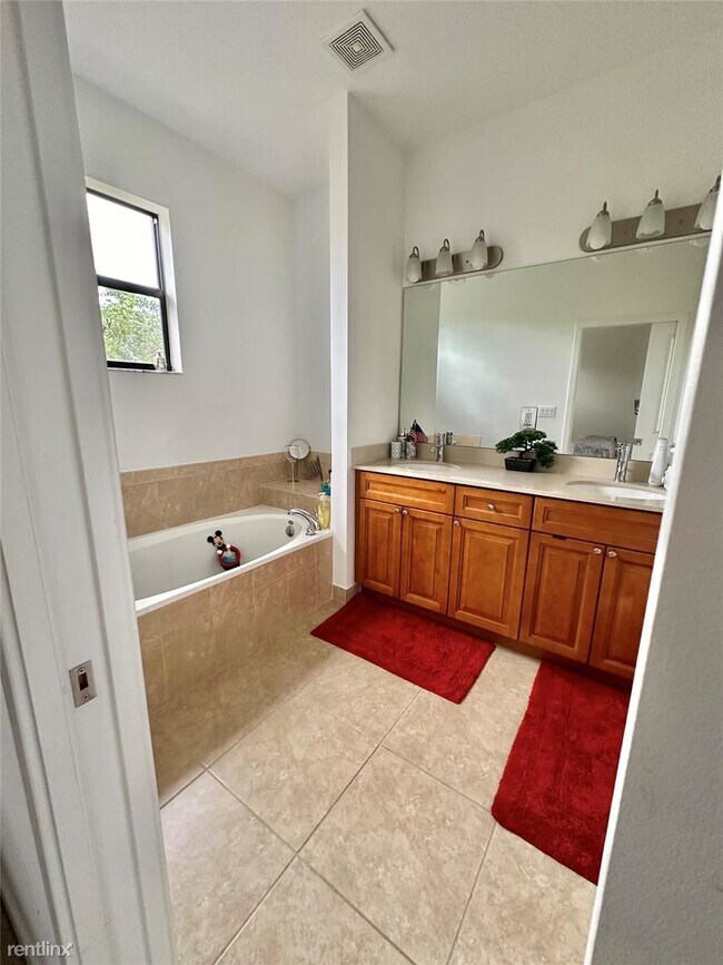 Building Photo - 4 br, 3 bath House - 4879 NW 55th Pl