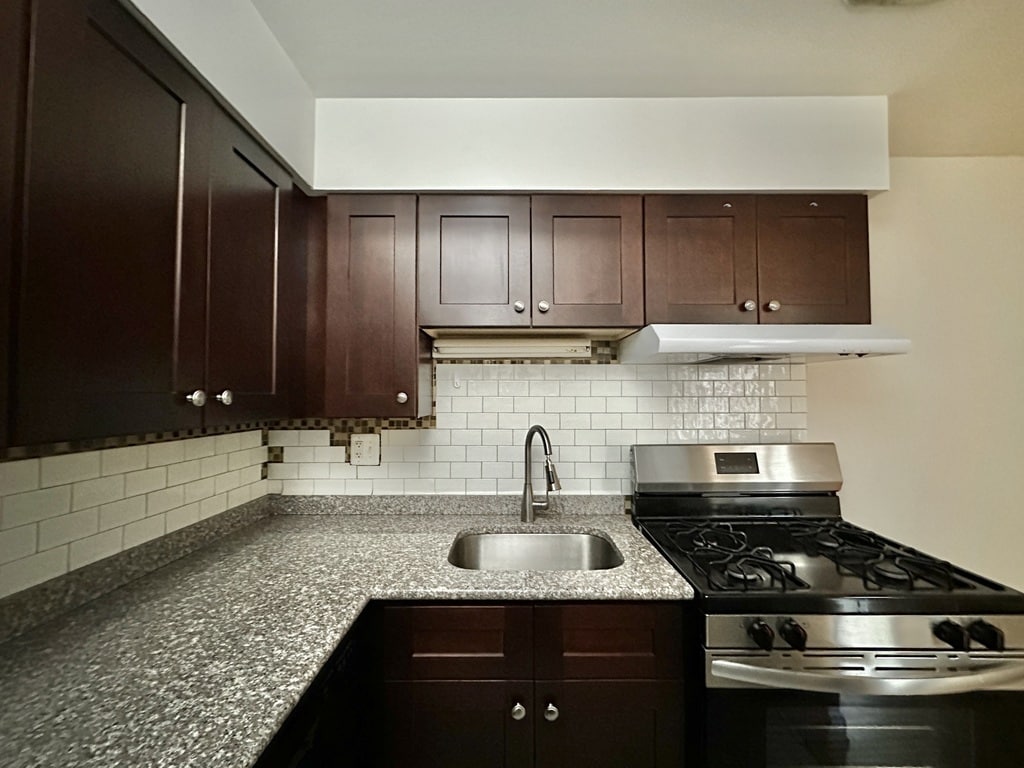 Building Photo - 3710 N Pine Grove Ave