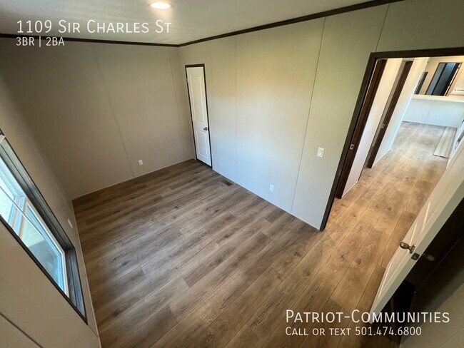 Building Photo - 1109 Sir Charles St