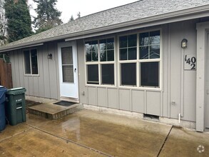 Building Photo - Cozy 2 bedroom 1 bathroom duplex in Eugene!