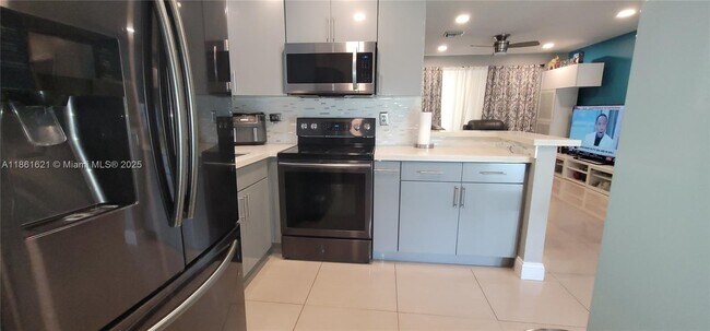 Building Photo - 7636 Miramar Pkwy