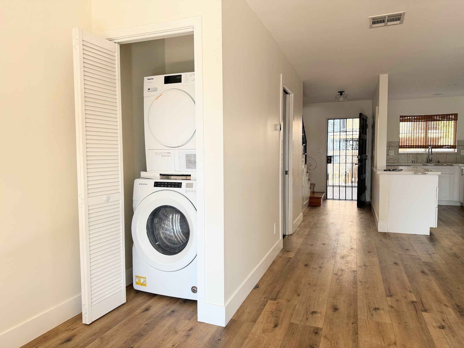 Washer/dryer in unit - 1890 S Cochran Ave
