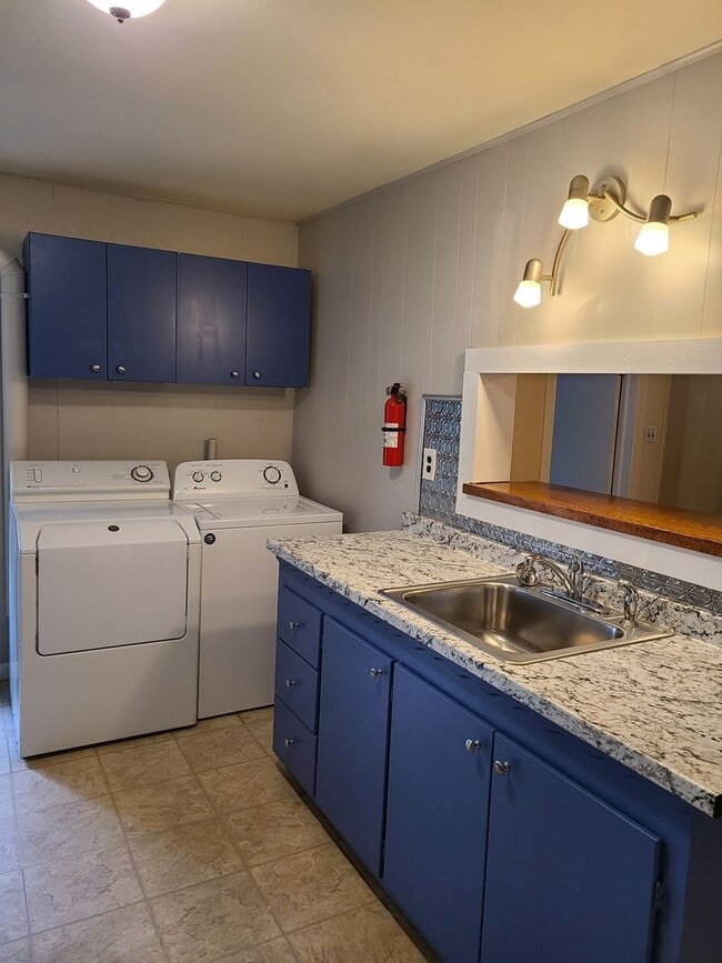 Building Photo - Spacious 2 Bedroom Home with possible 3rd bedroom or office space!